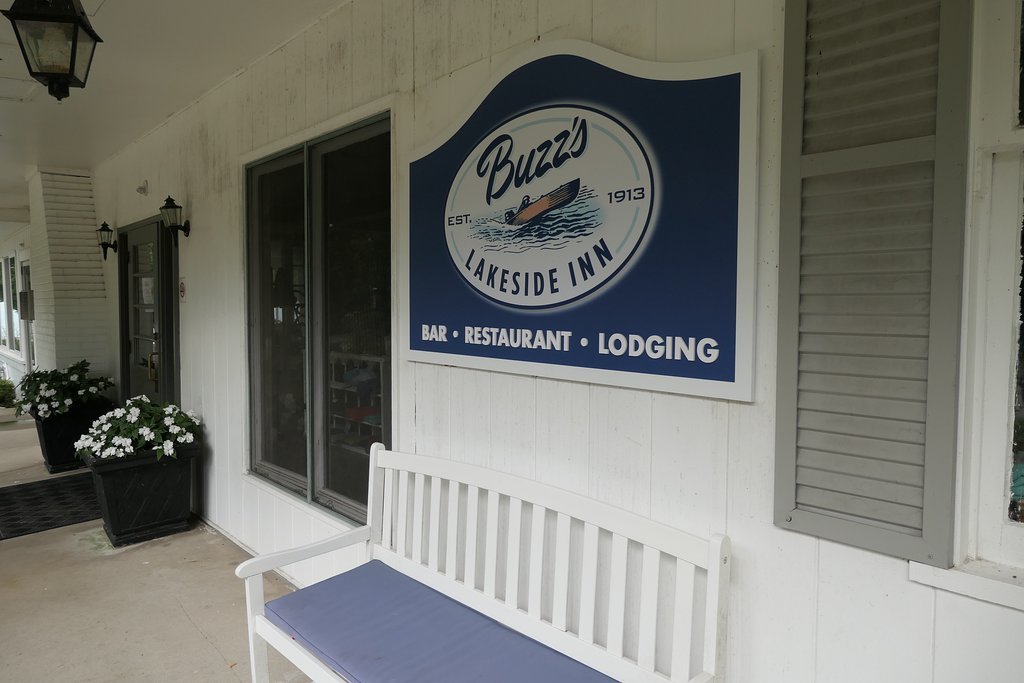 Buzz`s Lakeside Inn Restaurant